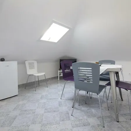 Mango Apartment Split