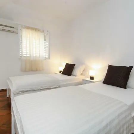 Mango Apartment Split