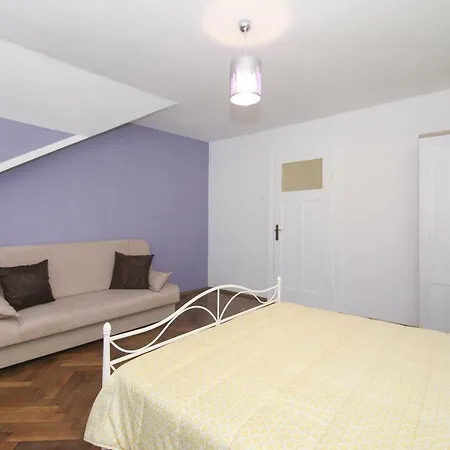 Mango Apartment Split